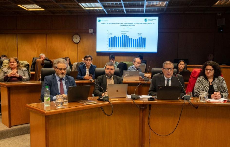 Foto: Departamento de Fotografía del Parlamento del Uruguay Autoridades del equipo económico en Comisión de Presupuesto integrada con Hacienda del Senado