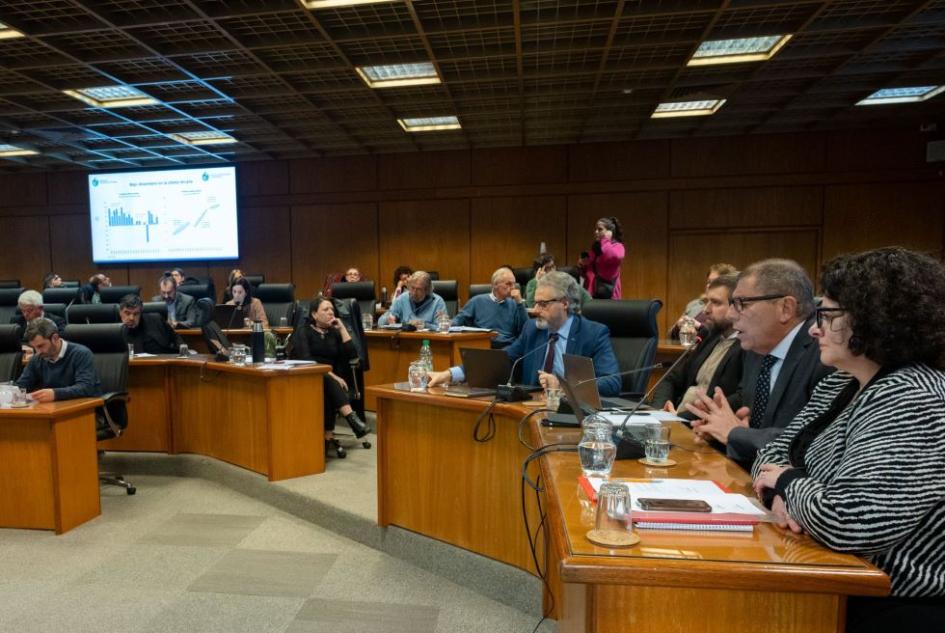 Foto: Departamento de Fotografía del Parlamento del Uruguay Autoridades del equipo económico en Comisión de Presupuesto integrada con Hacienda del Senado