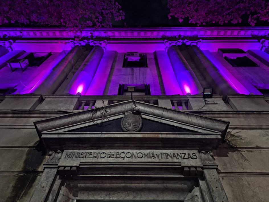 Fachada MEF iluminada con el color que simboliza los feminismos y el Día Internacional de la Mujer Fachada MEF iluminada con el color que simboliza los feminismos y el Día Internacional de la Mujer