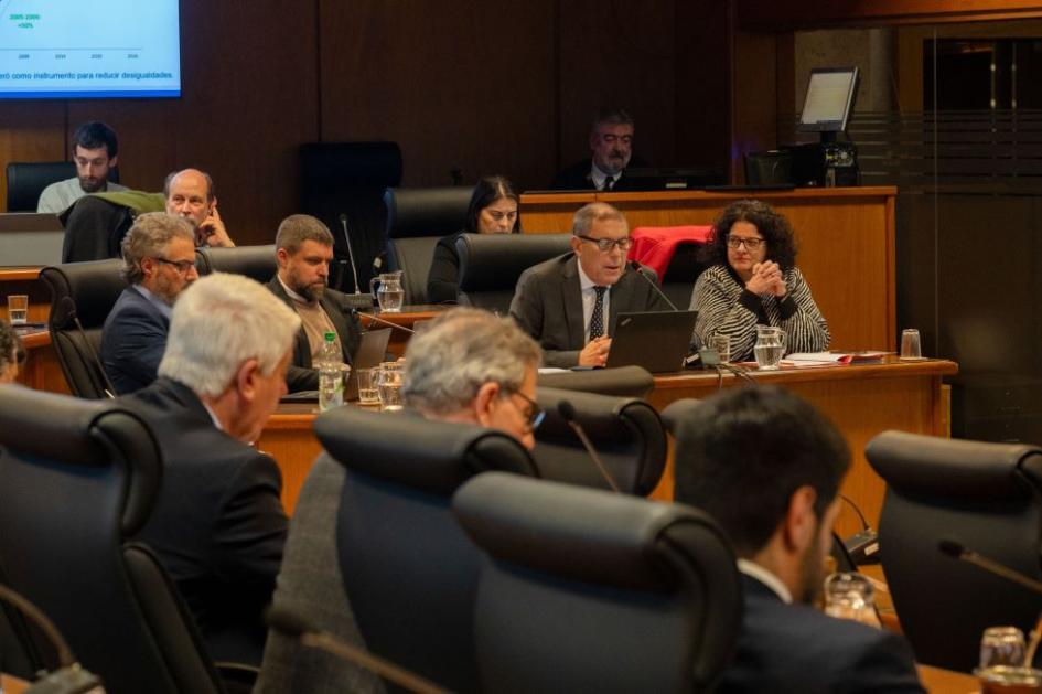 Foto: Departamento de Fotografía del Parlamento del Uruguay Autoridades del equipo económico en Comisión de Presupuesto integrada con Hacienda del Senado