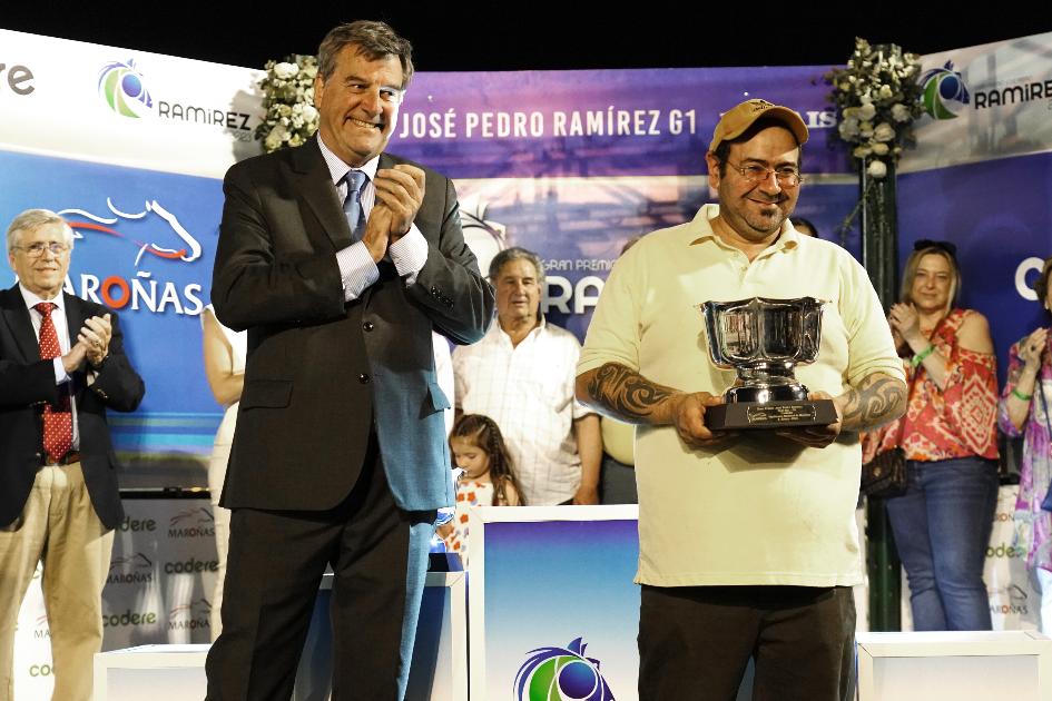 Director de Casinos Gustavo Anselmi entregando el premio al cuidador del caballo ganador Gran Premio Ramírez