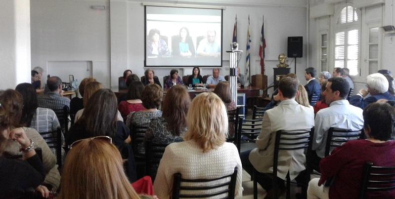 Vista general de personas en la conferencia de prensa