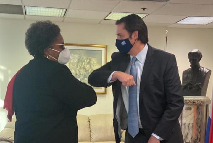 Mia Mottley, primera ministra de Barbados y embajador uruguayo en EEUU Andrés Durán Encuentro en Washington