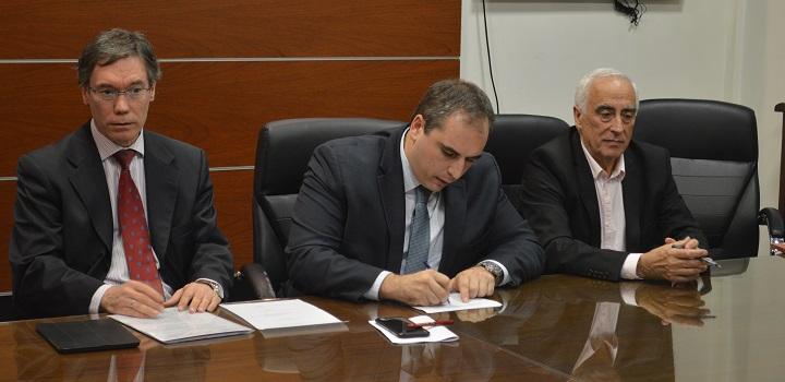 Subsecretario Pablo Ferreri firmando el acuerdo con Martín Vallcorba y el presidente de Cambadu