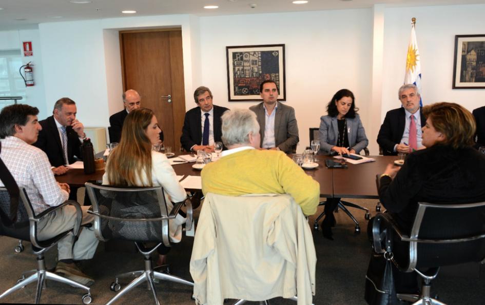 El gobierno recibió a los centros comerciales del litoral Políticas de frontera