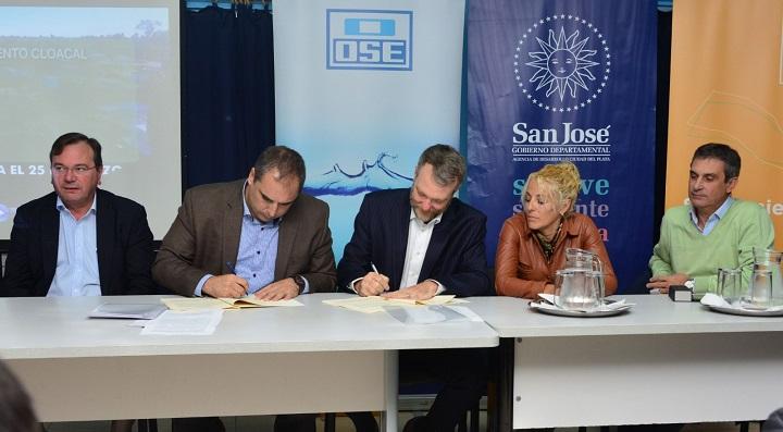 Pablo Ferreri, el intendente de San José, José Luis Falero, el director de Descentralización e Inversión Pública de la OPP, Pedro Apezteguía, y el presidente de la OSE, Milton Machado, durante la firma del contrato