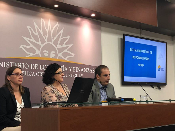 Presentación del Sistema de Gestión de Disponibilidades (SIGED) El Ministro Interino de Economía y Finanzas Pablo Ferreri, junto con Adriana Arosteguiberry y Analía Ardente durante la exposición