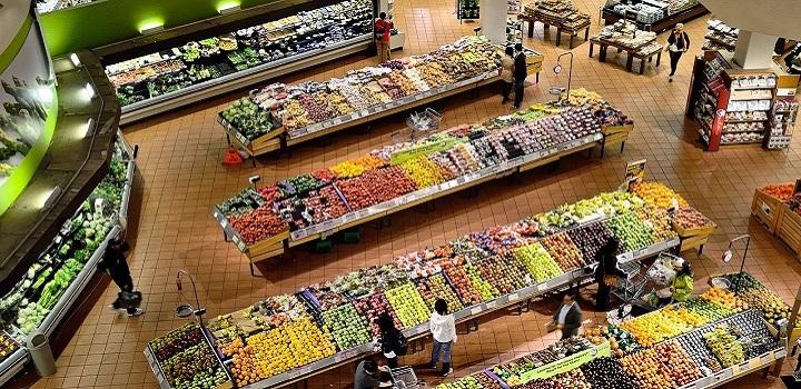 Vista aérea de frutas y verduras en supermercado