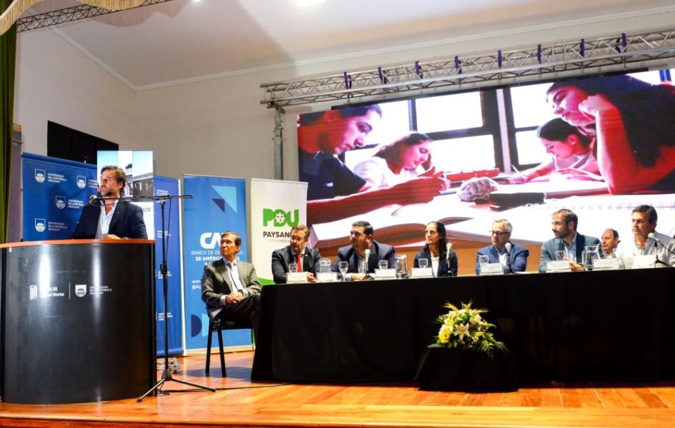 Ministra Azucena Arbeleche en firma convenio nueva sede Udelar en Paysandú