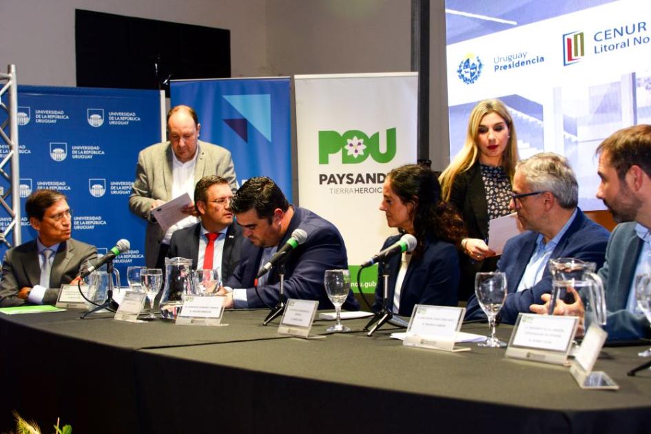 Ministra Azucena Arbeleche en firma convenio nueva sede Udelar en Paysandú