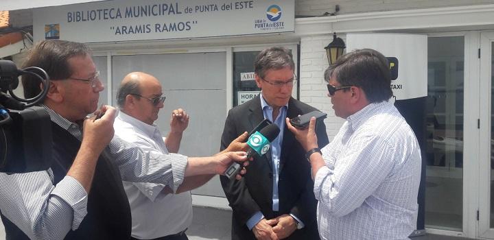 Martín Vallcorba en rueda de prensa Martín Vallcorba en rueda de prensa en Maldonado
