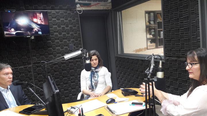 Charla sobre inclusión financiera en Radio Internacional de Rivera Martín Vallcorba y Florencia López