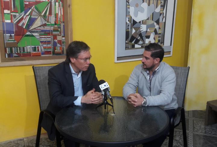 Entrevista en canal 8 Martín Vallcorba
