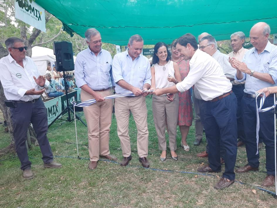 Ministra de Economía Azucena Arbeleche y autoridades Expo Durazno