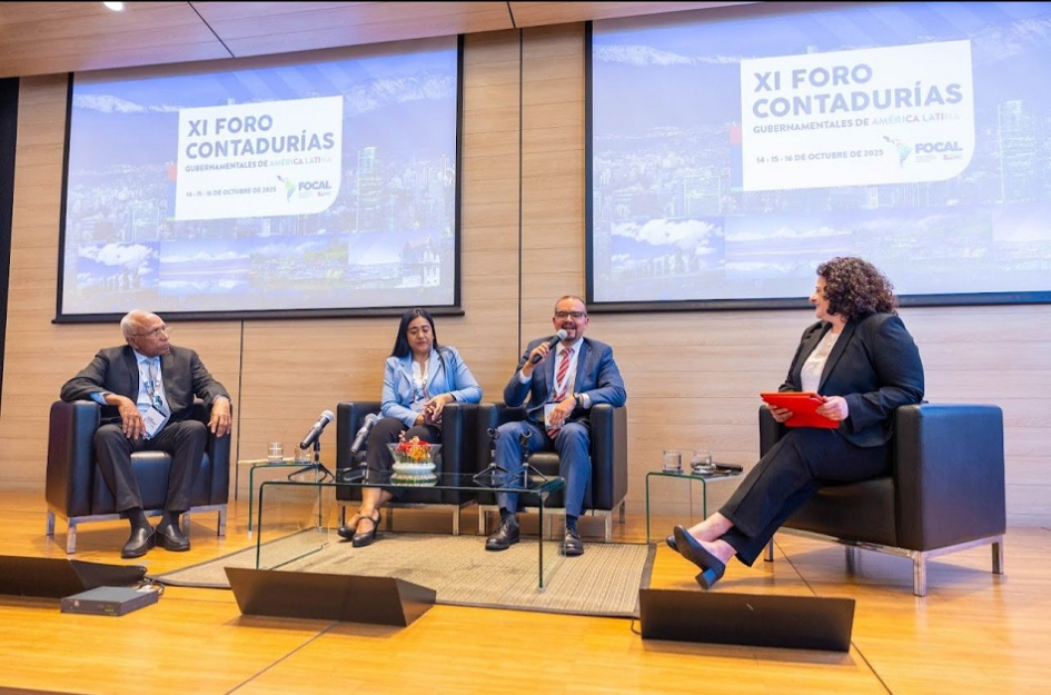 Adriana Arosteguiberry durante el XI Foro de Contadurías Gubernamentales Adriana Arosteguiberry en el XI Foro de Contadurías Gubernamentales