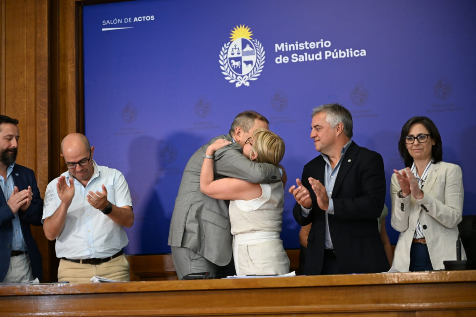 MEF firmó histórico acuerdo para fortalecer la integración del Hospital de Clínicas MEF firmó histórico acuerdo para fortalecer la integración del Hospital de Clínicas