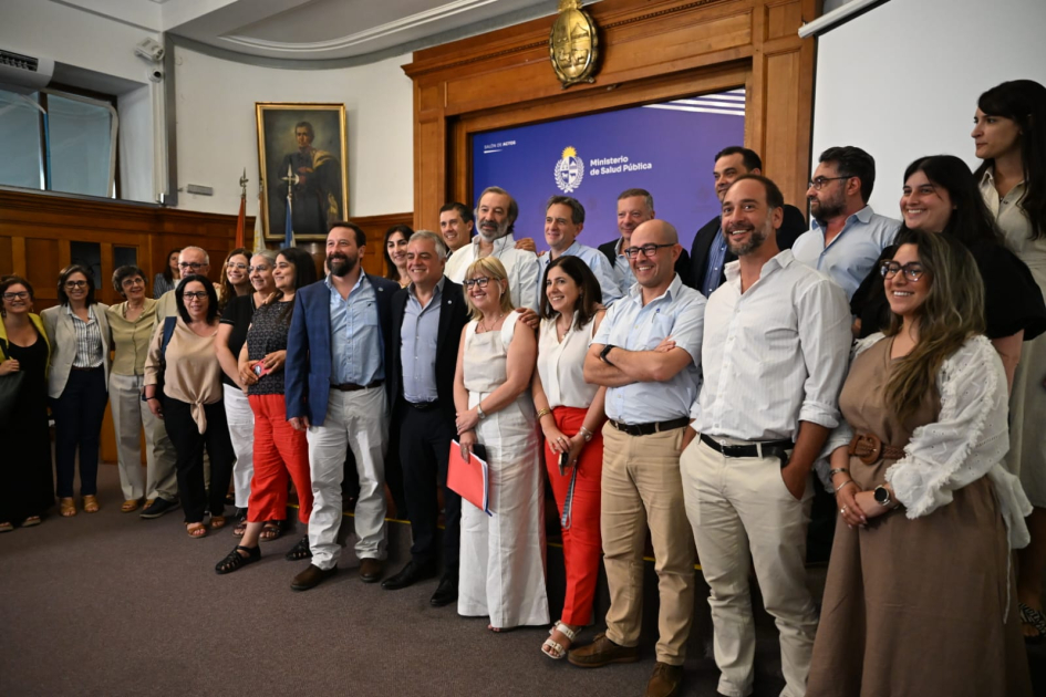 MEF firmó histórico acuerdo para fortalecer la integración del Hospital de Clínicas MEF firmó histórico acuerdo para fortalecer la integración del Hospital de Clínicas