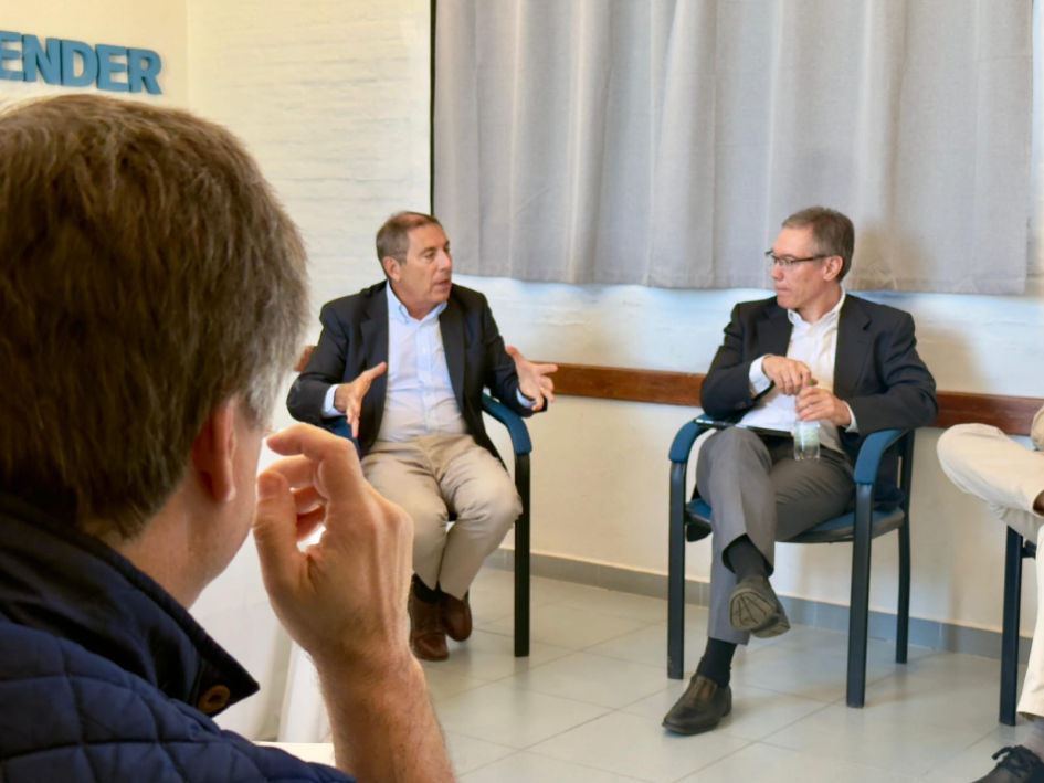 El ministro de Economía, Gabriel Oddone, y el subsecretario, Martín Vallcorba,