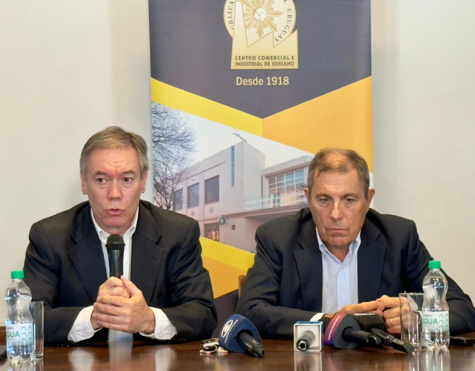 El ministro de Economía, Gabriel Oddone, y el subsecretario, Martín Vallcorba,