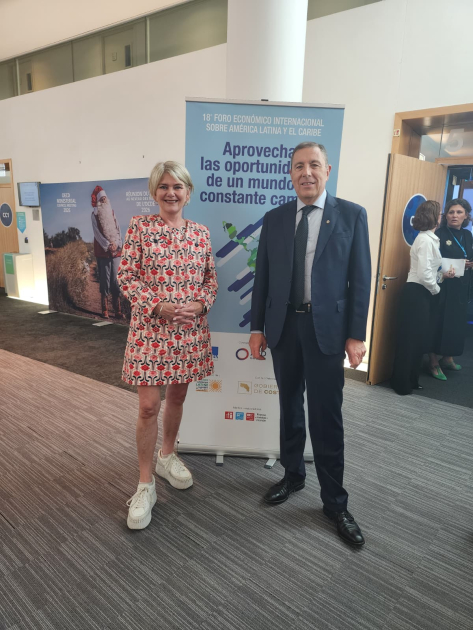 Ministro Oddone con Ragnheiður Elín Árnadóttir directora del Centro para el Desarrollo Ministro Oddone con Ragnheiður Elín Árnadóttir directora del Centro para el Desarrollo