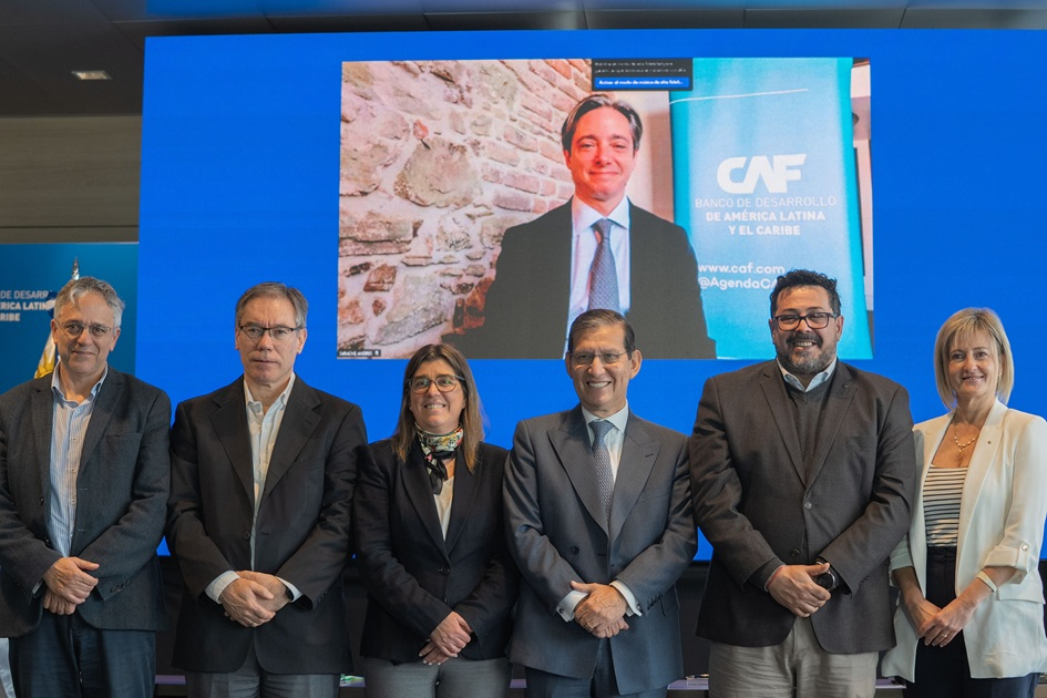 Rodrigo Arim, Martín Vallcorba, Tamara Paseyro, Miguel Ostos, Alejandro Sánchez y Gabriela Valverde Créditos: Agustín Callorda (cámara/edición)/Presidencia de la República (fuente institucional)