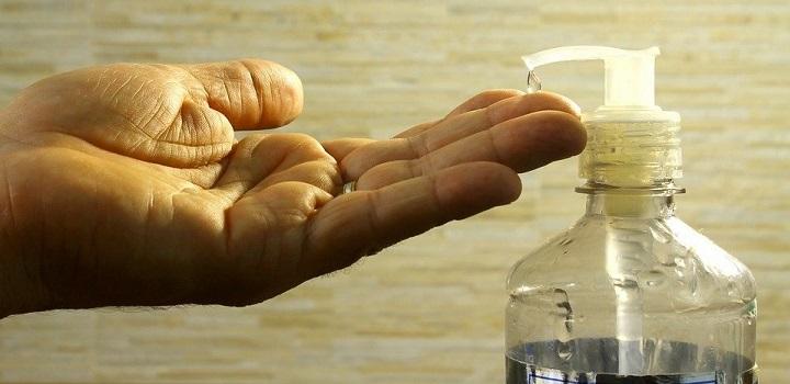 Tabla comparativa de precios de productos de cuidado personal Mano poniéndose alcohol en gel