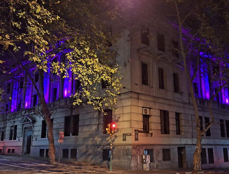 Fachada MEF iluminada con el color que simboliza los feminismos y el Día Internacional de la Mujer Fachada MEF iluminada con el color que simboliza los feminismos y el Día Internacional de la Mujer