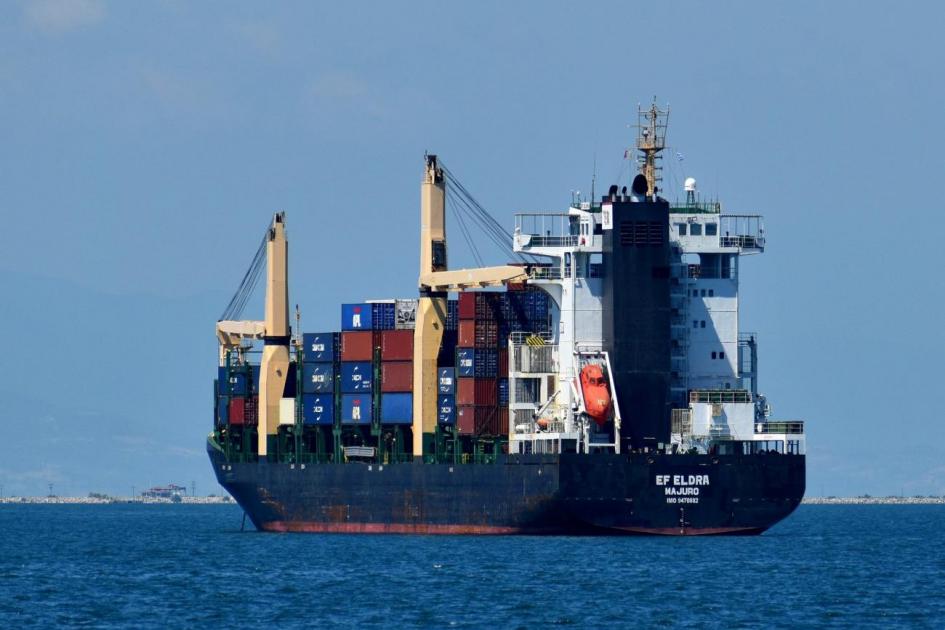 barco de carga llegando al puerto