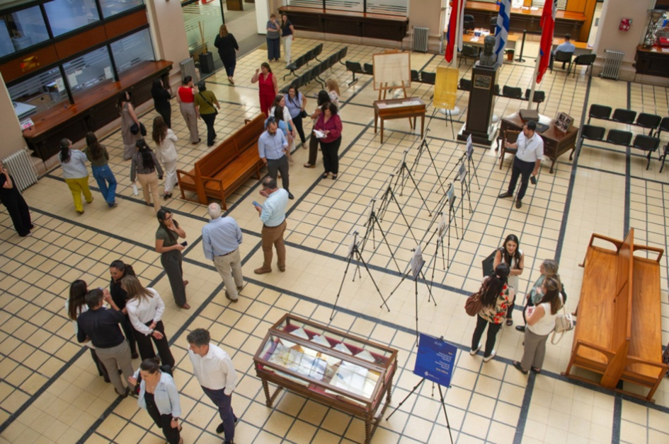 Muestra conmemorativa en el hall central del edificio MEF