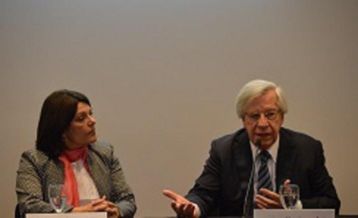 Día de la Competencia: "Acuerdos Colusorios: Técnicas de Detección e Investigación y Programas de Clemencia". vista de Danilo Astori dando discurso junto a autoridades de Competencia