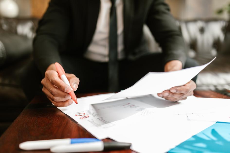 Informe de Actuaciones del Sector Público Persona escribiendo en una hoja de papel.