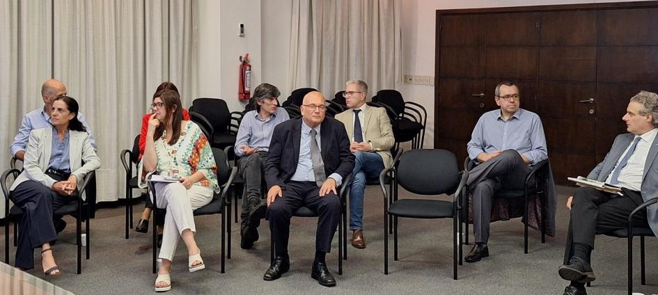 Ministra de Economía, Azucena Arbeleche, presidente del BCU, Washington Ribeiro junto a sus equipos Ministra de Economía, Azucena Arbeleche, presidente del BCU, Washington Ribeiro junto a sus equipos