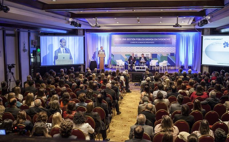 Platea de expectadores evento 10 años de la Unidad de Presupuesto Nacional