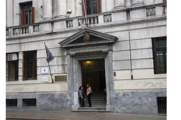 Ingreso Uruguay Fachada del Ministerio de Economía y Finanzas