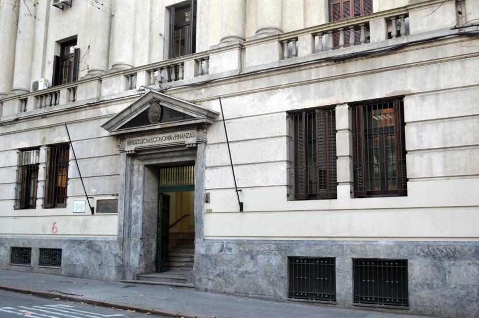 Funcionamiento de ferias alimentarias vecinales en actual fase de pandemia COVID 19 vista de la fachada del edificio del Ministerio de economía y finanzas