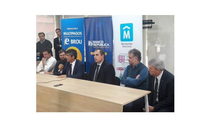Inclusión Financiera y STM Jorge Polgar habla durante la presentación de convenio. Lo acompañan las autoridades
