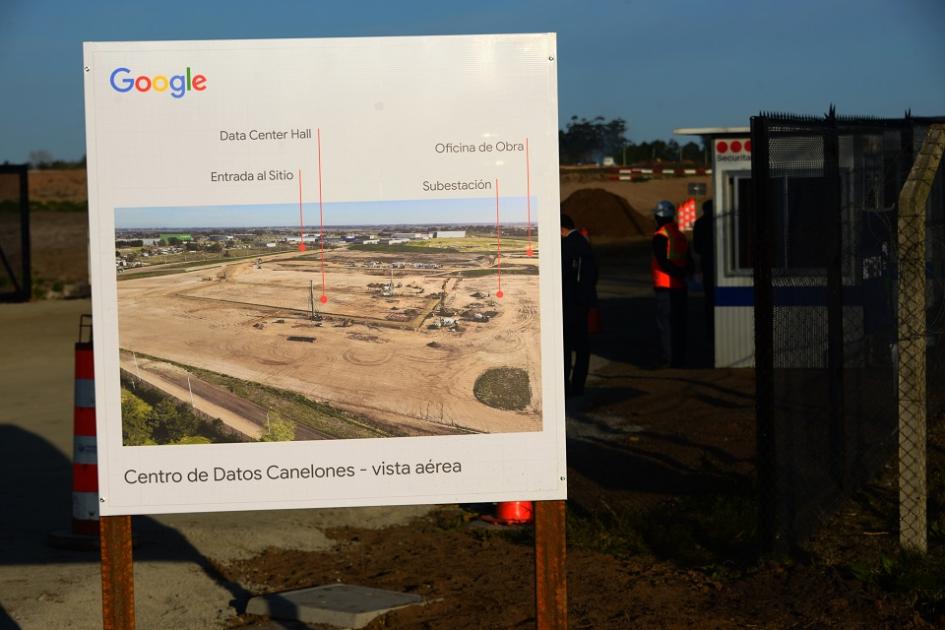 Autoridades de Gobierno durante actividad sobre proyecto de Google en Parque de las Ciencias 