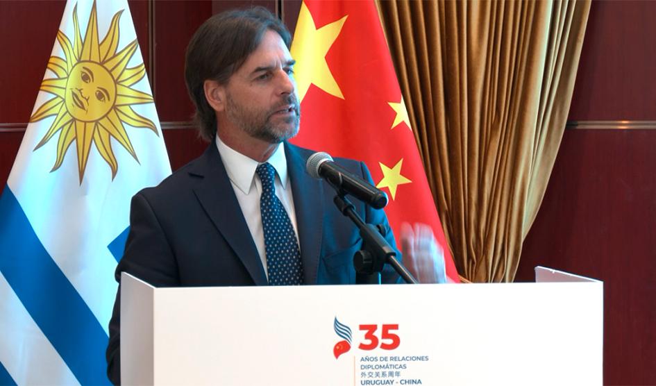 Presidente Luis Lacalle Pou disertando en seminario en la República Popular China