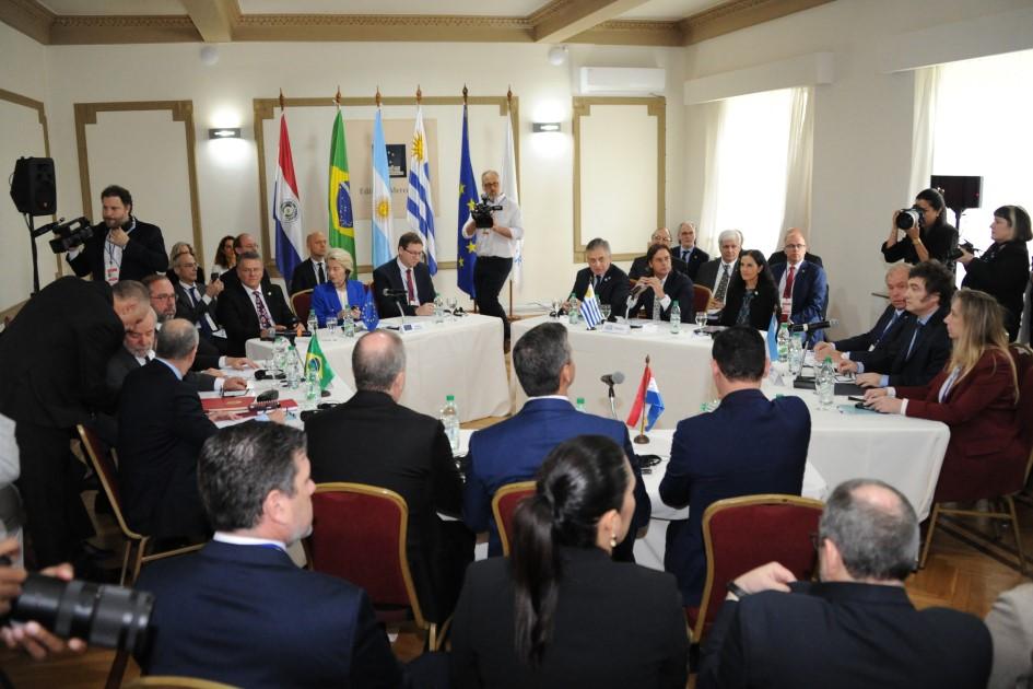 Azucena Arbeleche, Luis Lacalle Pou y Omar Paganini, en reunión con delegación de la Unión Europea Azucena Arbeleche, Luis Lacalle Pou y Omar Paganini, en reunión con delegación de la Unión Europea