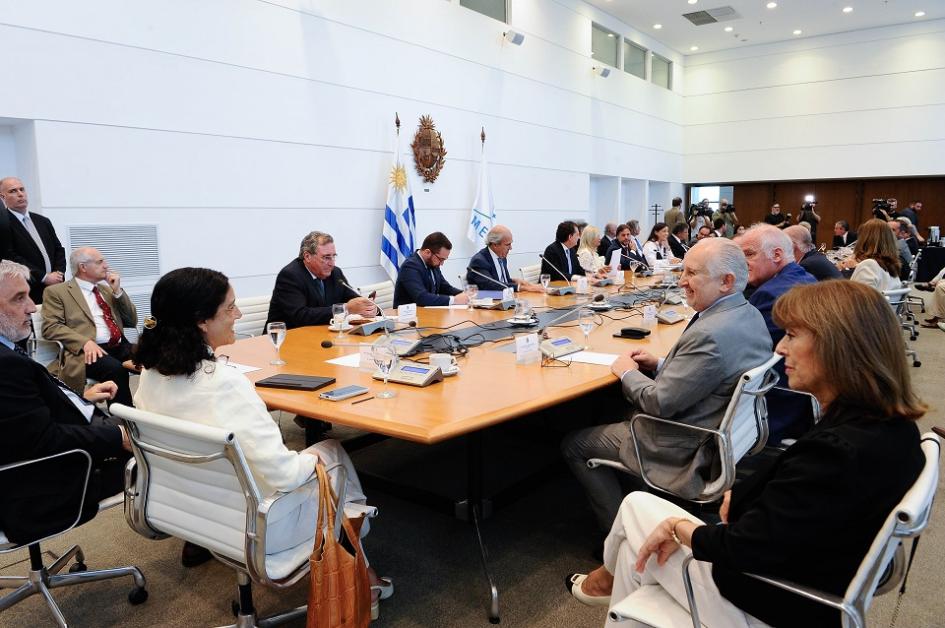 Ministra Azucena Arbeleche y subsecretario Alejandro Irastorza durante Consejo de ministros Ministra Azucena Arbeleche y subsecretario Alejandro Irastorza durante Consejo de ministros