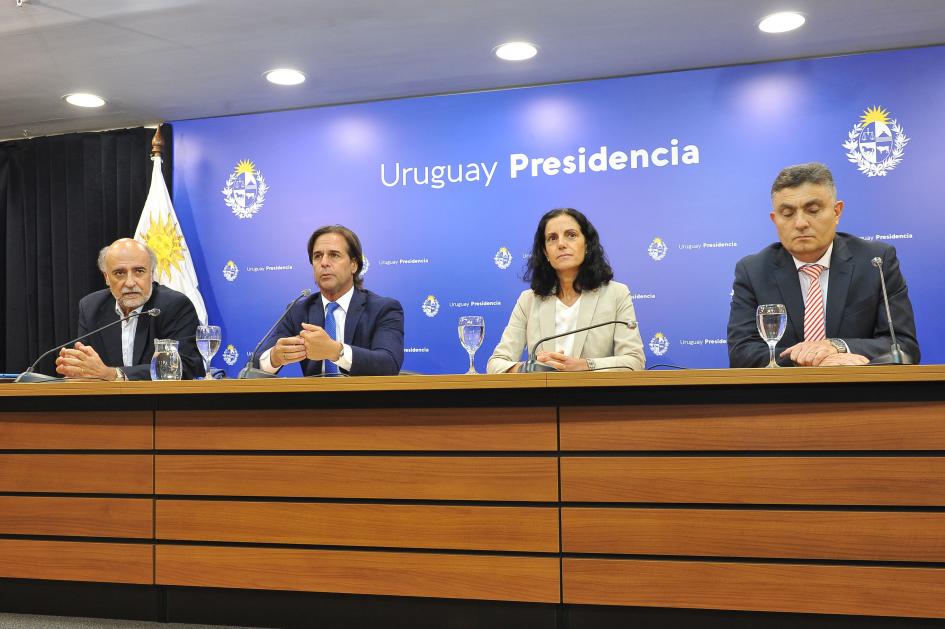 Presidente Lacalle Pou, ministra Arbeleche, ministro Mieres y director de OPP Isaac Alfie. Presidente Lacalle Pou, ministra Arbeleche, ministro Mieres y director de OPP Isaac Alfie.