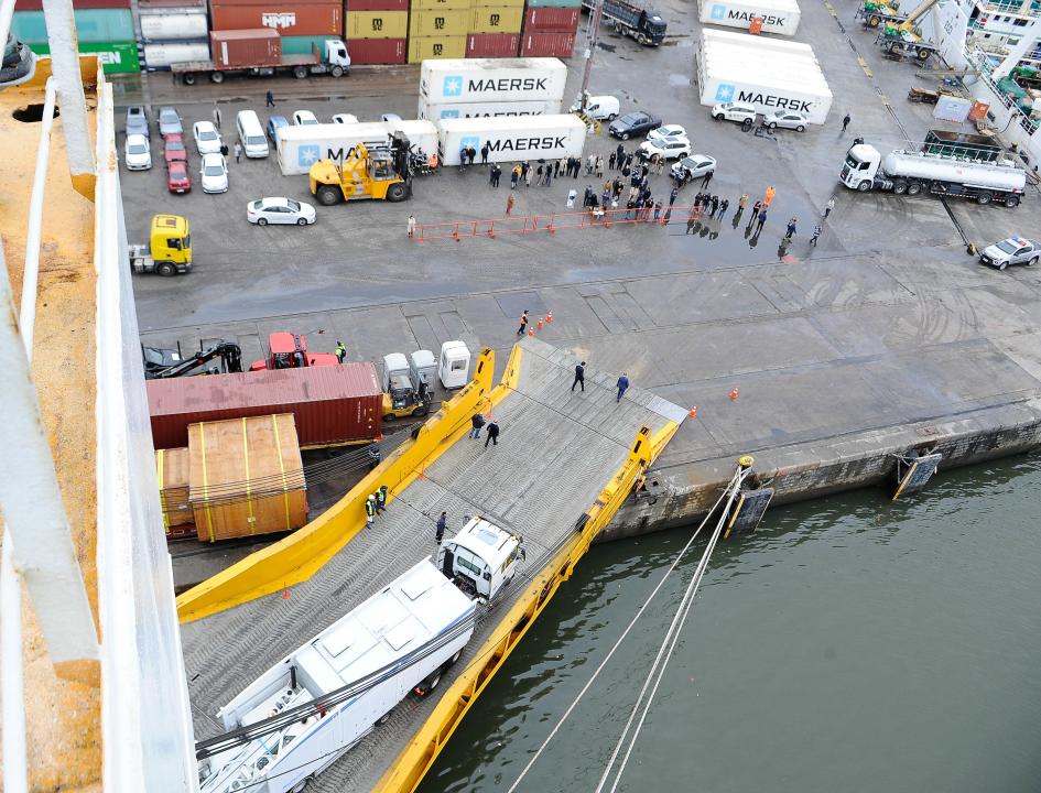 Escáneres llegando al puerto de Montevideo Escáneres llegando al puerto de Montevideo