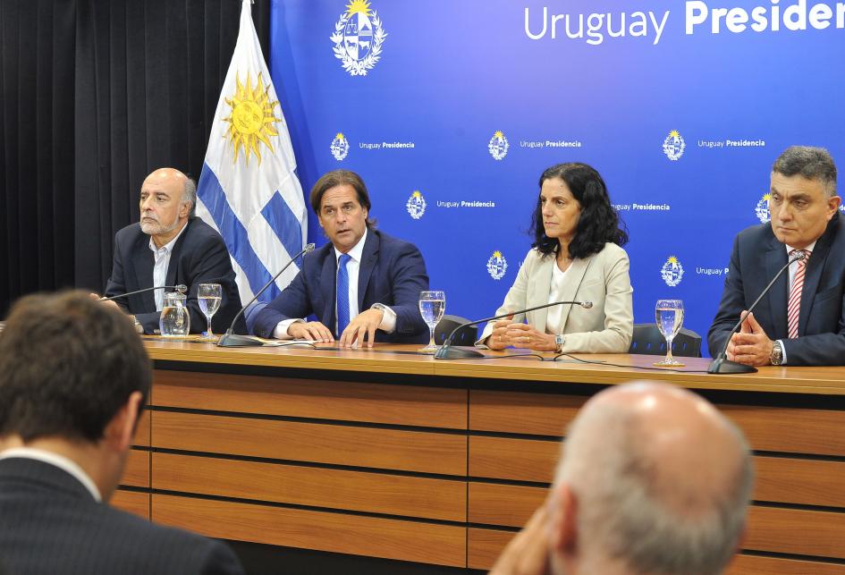 Presidente Lacalle Pou, ministra Arbeleche, ministro Mieres y director de OPP Isaac Alfie. Presidente Lacalle Pou, ministra Arbeleche, ministro Mieres y director de OPP Isaac Alfie.