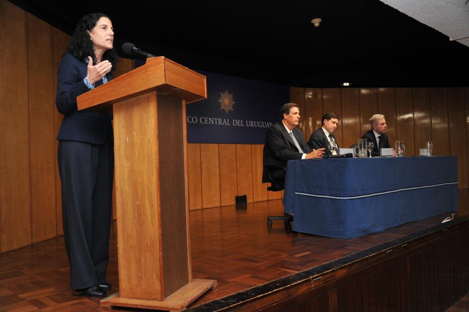 Ministra de Economía Azucena Arbeleche Asunción autoridades BCU