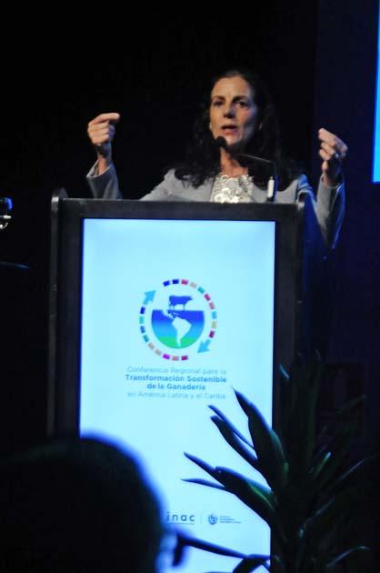 Ministra de Economía y Finanzas Azucena Arbeleche. Ministra de Economía y Finanzas Azucena Arbeleche exponiendo.