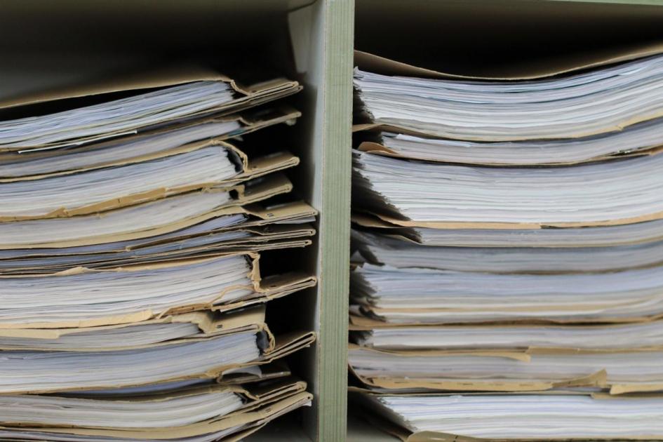 Modificación al Decreto Nº 329/016 vista de papeles apilados en un estante