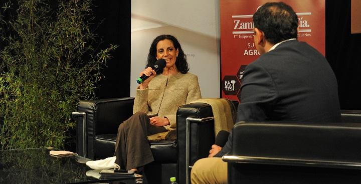 Ministra de Economía y Finanzas Azucena Arbeleche y el periodista Leonardo Bolla