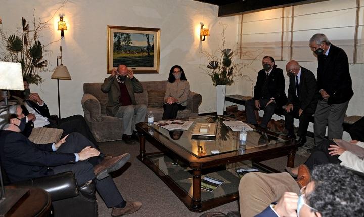 Ministra Arbeleche expuso en la Expo Prado 2020 Azucena Arbeleche y autoridades del MEF junto a representantes de la Asociación Rural.