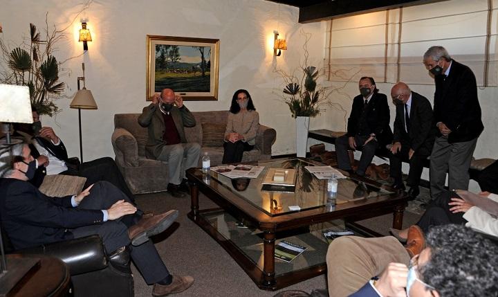 Azucena Arbeleche y autoridades del MEF junto a representantes de la Asociación Rural.