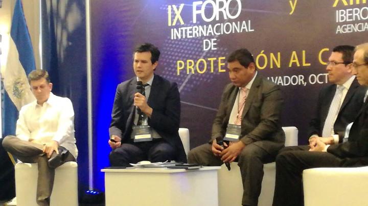 Dr. Alvaro Fuentes, encargado del Area Defensa del Consumidor exponiendo junto a otros representantes.